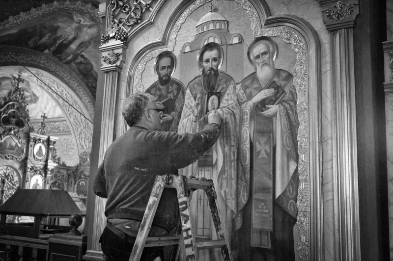 Peintre au travail dans l'église Saint Panteleimon à Kharkiv