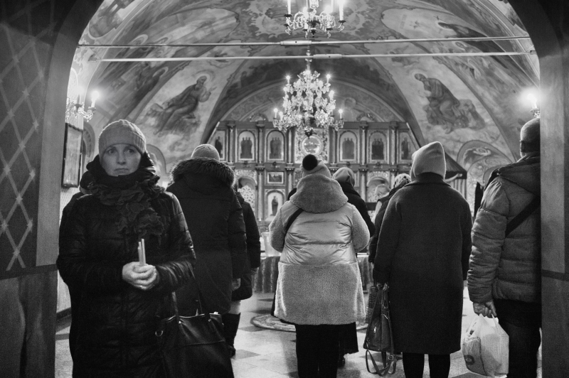 Recueillement des fidèles sans l'église du Monastère de Svyato Pokrovsky Cholovichy à Kharkiv