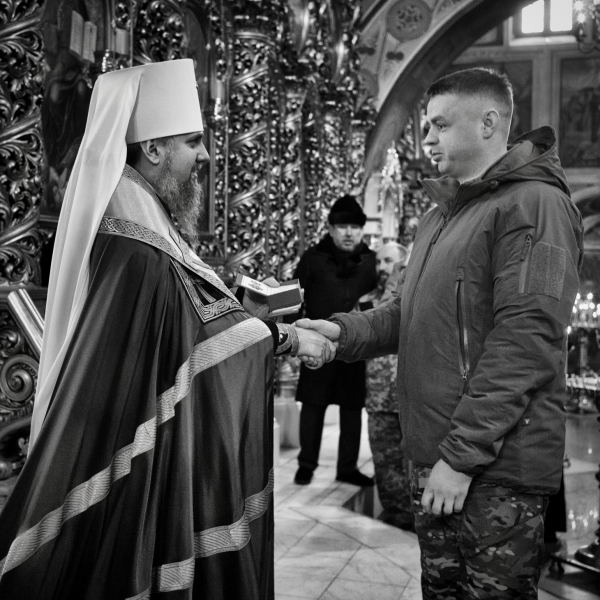 Cérémonie de remise de décorations dans l'église du monastère Saint Michel au dôme d'or à Kyiv