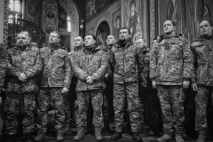 Remise des décorations par le métropolite Epifaniy dans l'église du monastère Saint Michel au dôme d'or à Kyiv.