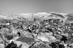 Un travailleur noyé dans une mer de déchets